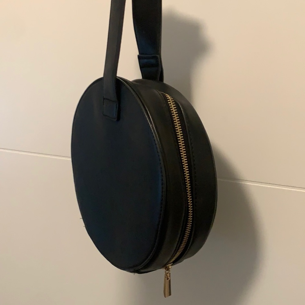 Black round purse